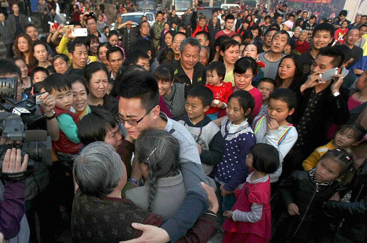 沧州4岁男孩被拐 26年后母子终团聚感动全村 